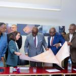 Les responsables du MRAC remettant au ministre Louis Watum une carte historique de la RDC datant de 1952.