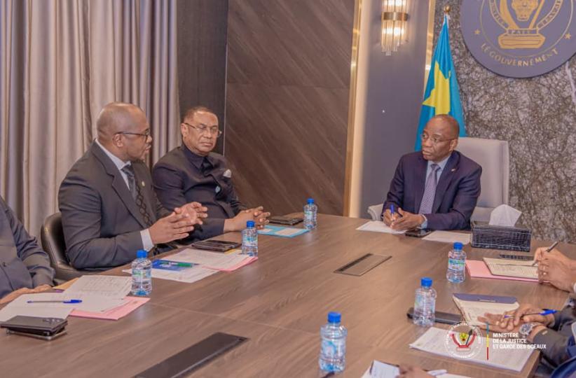 Le ministre d'État, ministre de la Justice et Garde des Sceaux échangeant avec la délégation du CEEC.