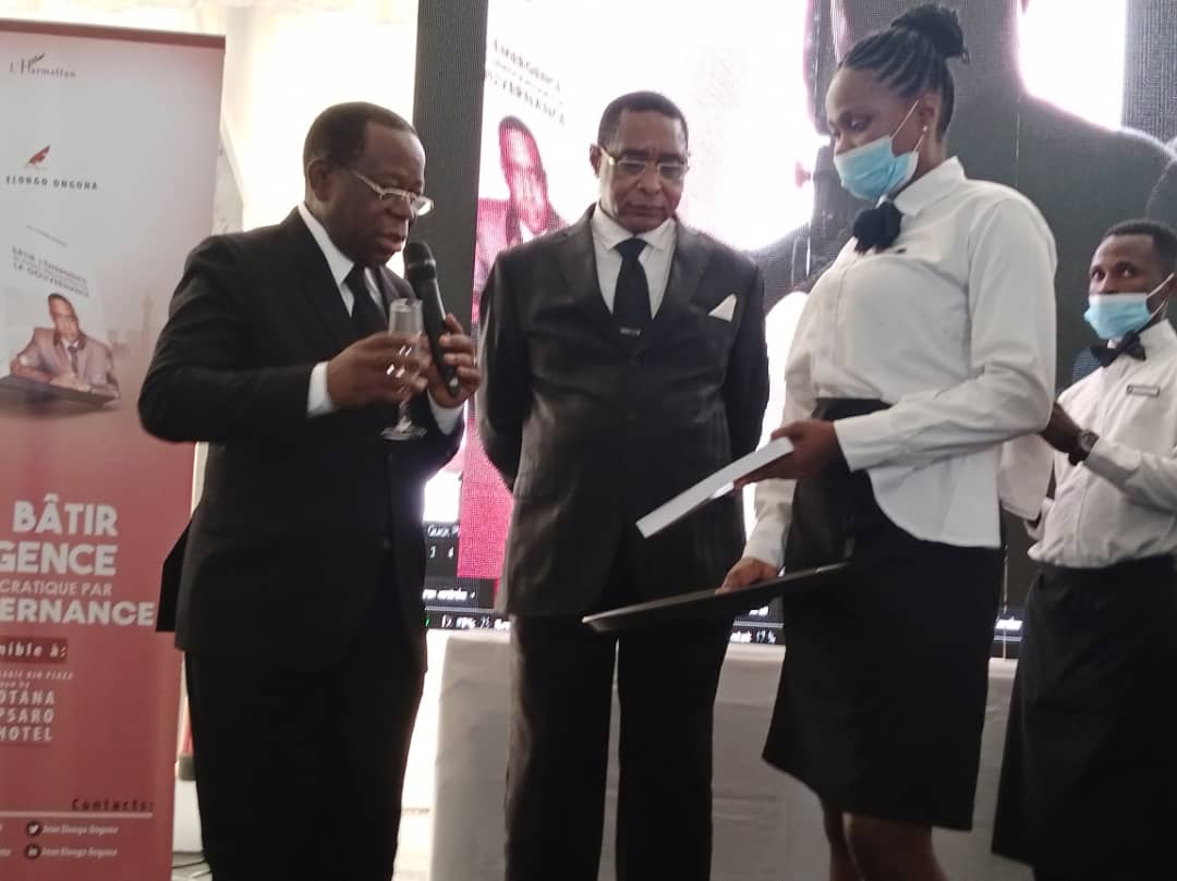 Bahati baptise le livre