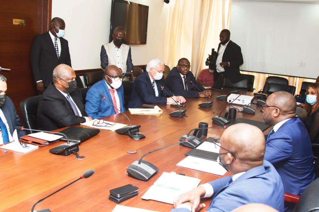 Le ministre des Finances et les émissaires de Sotrad Water et Stiver Construct Cameroun.