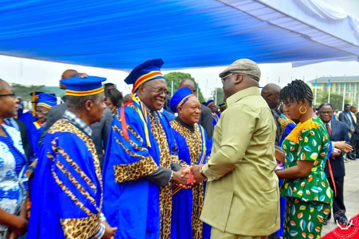 Le président saluant les bénéficiaires 