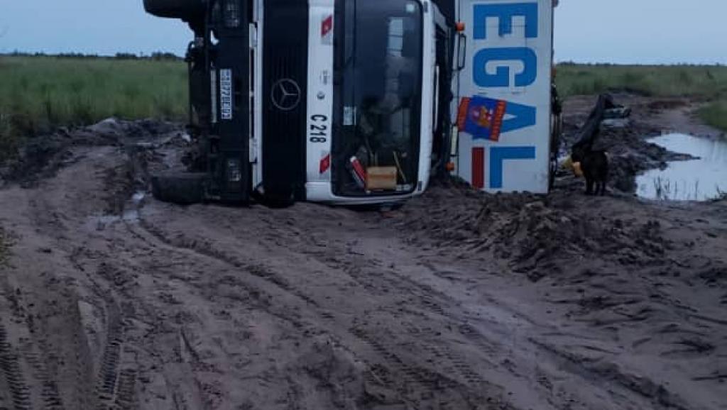 Camion d'Egal Sarl renversé. Ph. Droit tiers.