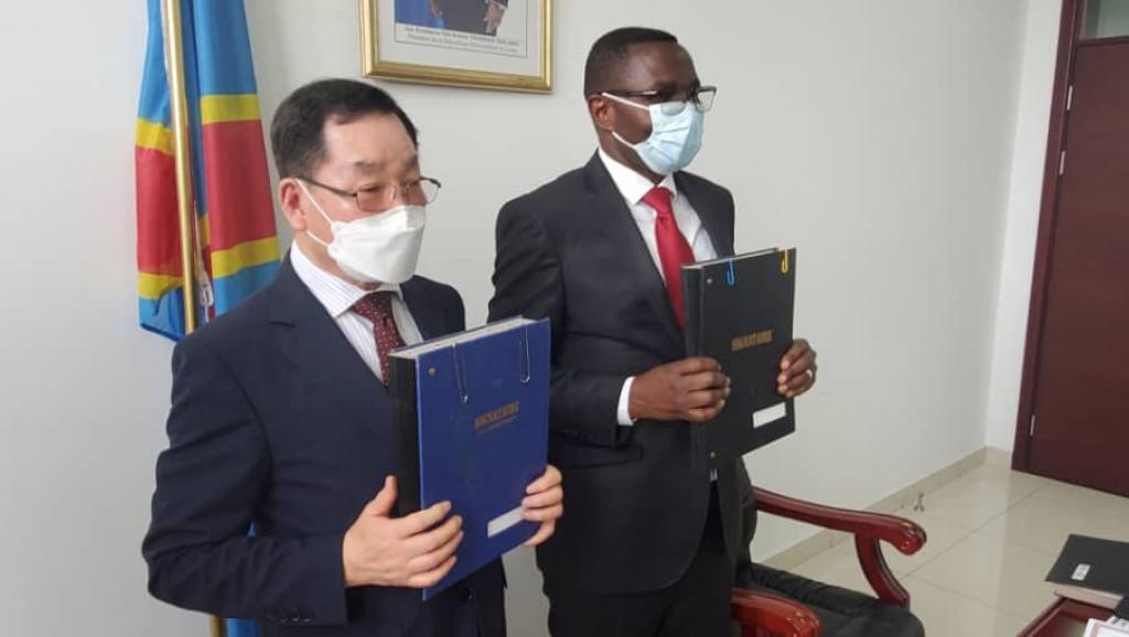 Julien Paluku et le représentant de la firme Sud-coréenne CHEONG MYUNG. Ph. Droits tiers.