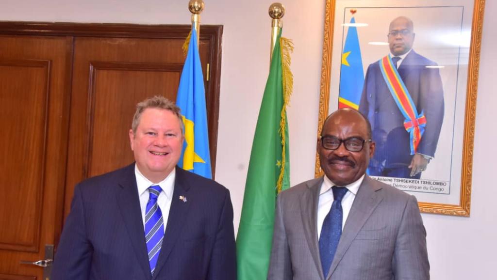 Le Ministre des Finances et l'ambassadeur Mike Hammer 