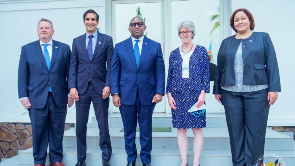 Le Premier Ministre et des officiels de la Maison Blanche et du Département d'État 