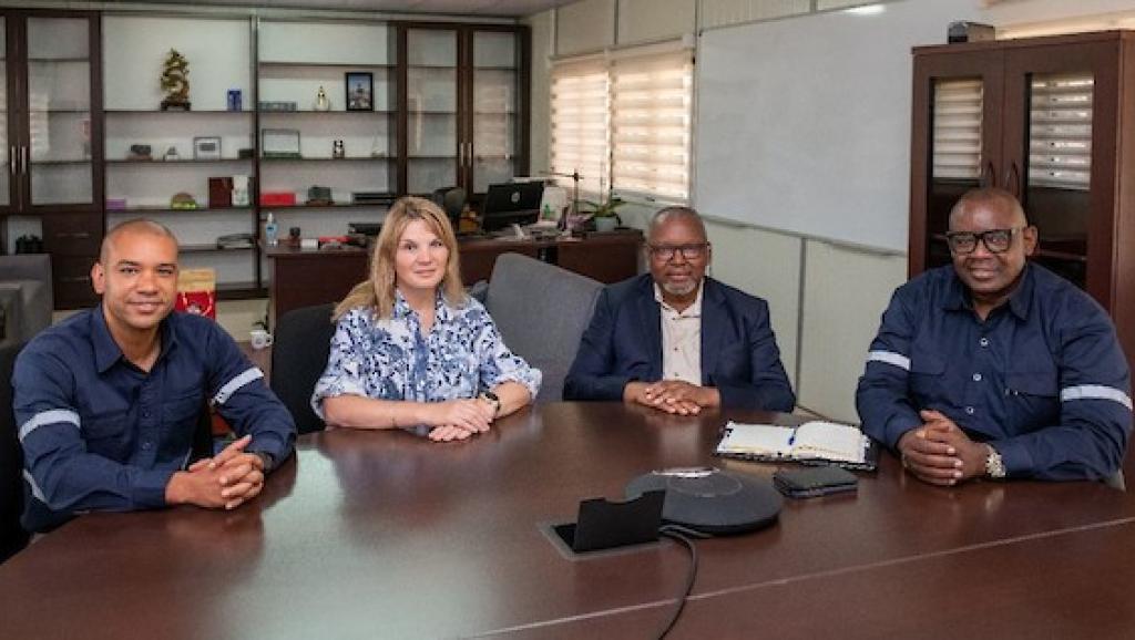 (LR) Olivier Binyingo (Vice-président Affaires publiques d'Ivanhoe Mines RDC), Marna Cloete (Présidente d'Ivanhoe Mines), Alphonse Kaputo Kalubi (Président de la Gécamines) et Louis Watum (Directeur général, Kipushi Corporation) discutant du partenariat 