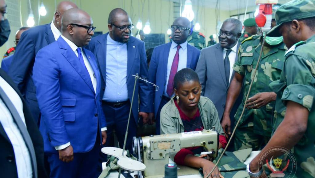 Le Premier Ministre en visite à l'atelier des confection des tenues militaires 