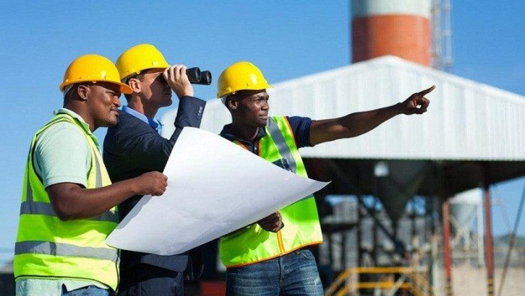 Des travailleurs dans un chantier 
