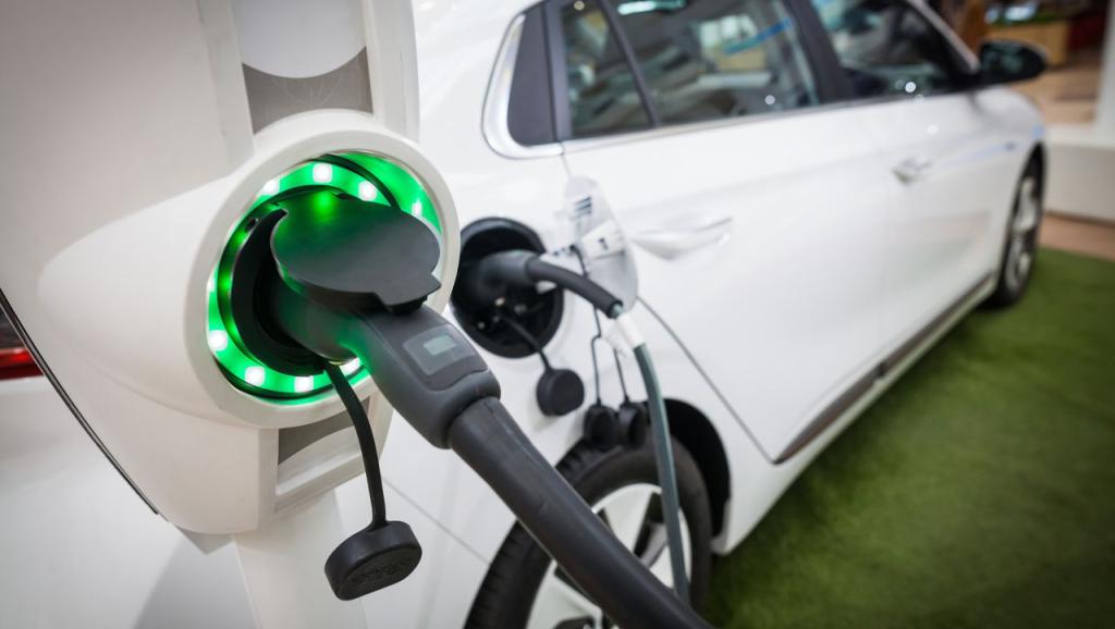 Un véhicule électrique en charge