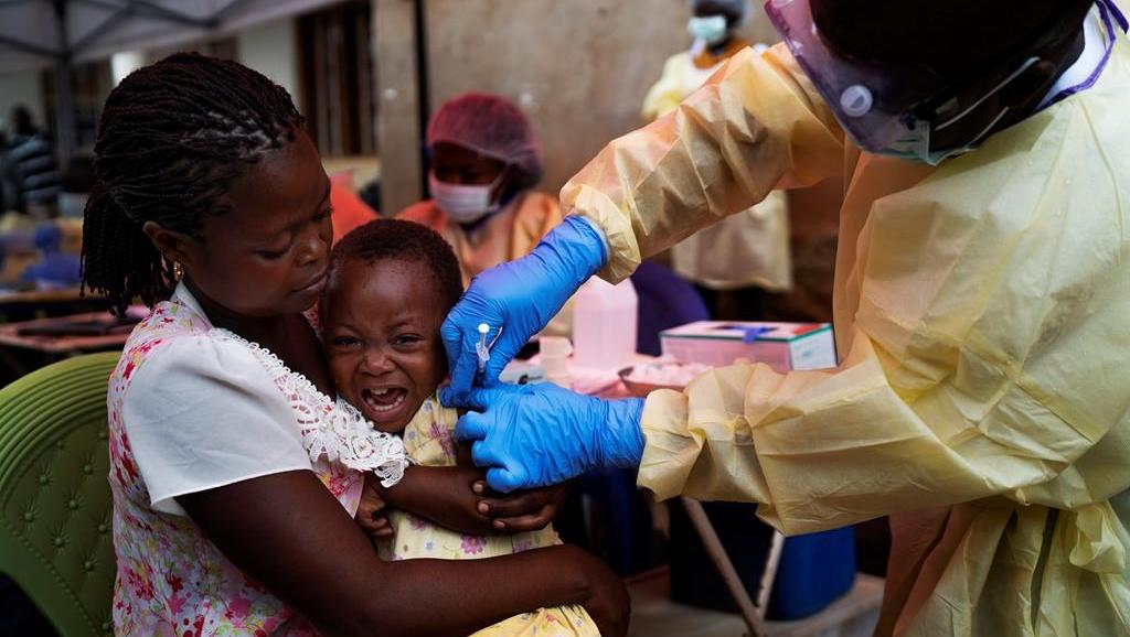 Vaccination d'un enfant.