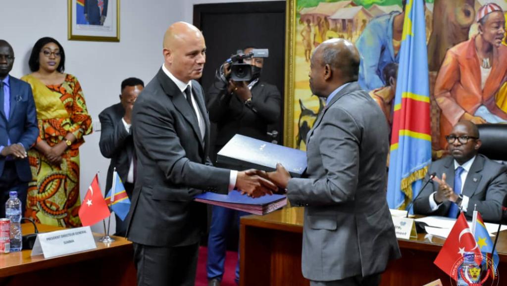 Le Premier Ministre Sama Lukonde a présidé la cérémonie de signature de ce contrat 
