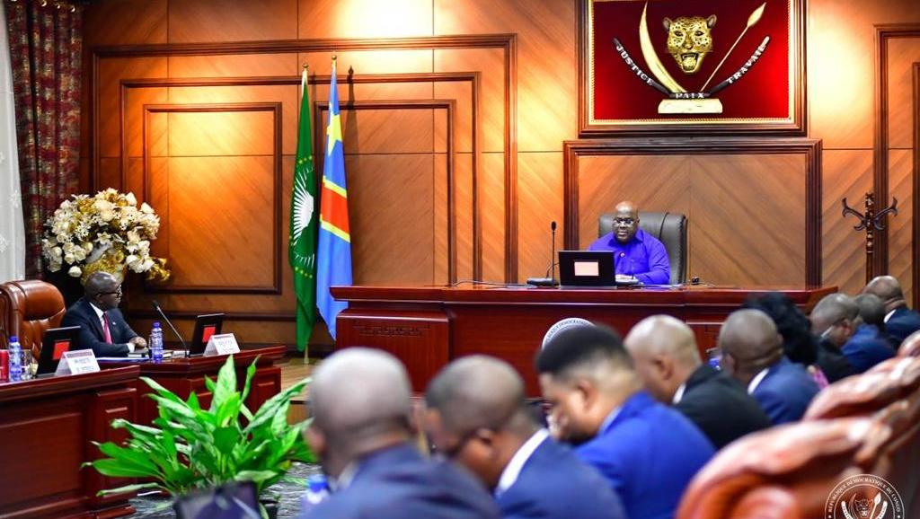 Une réunion restreinte du Gouvernement 