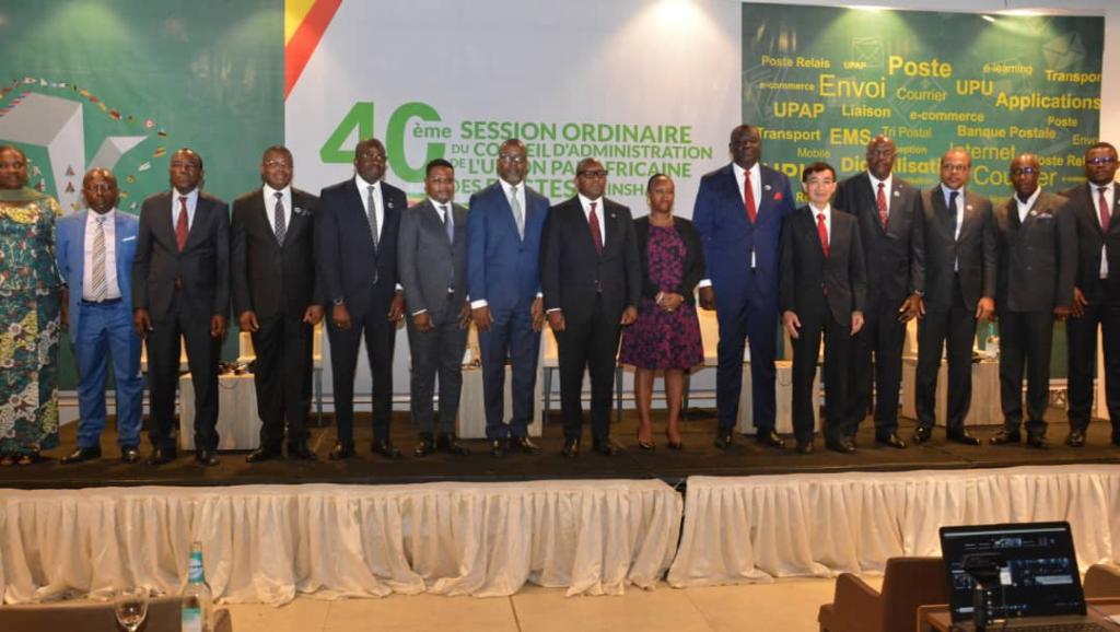 Le Premier Ministre Sama Lukonde posant avec le staff de l'UPAP