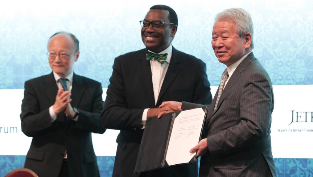 De g. à dr.: Masato Kanda, vice-ministre des Finances/Affaires internationales du Japon; Akinwumi Adesina, président de la BA ; Akihiko Tanaka, président de la JICA
