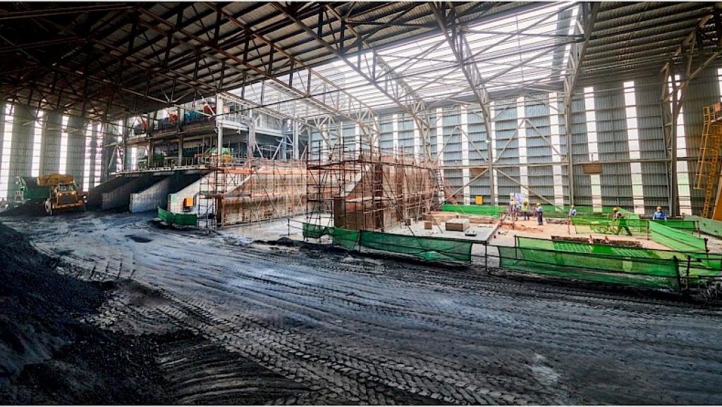 Montage de l'acier de construction et de la tôlerie pour l'épaississeur de concentré supplémentaire.