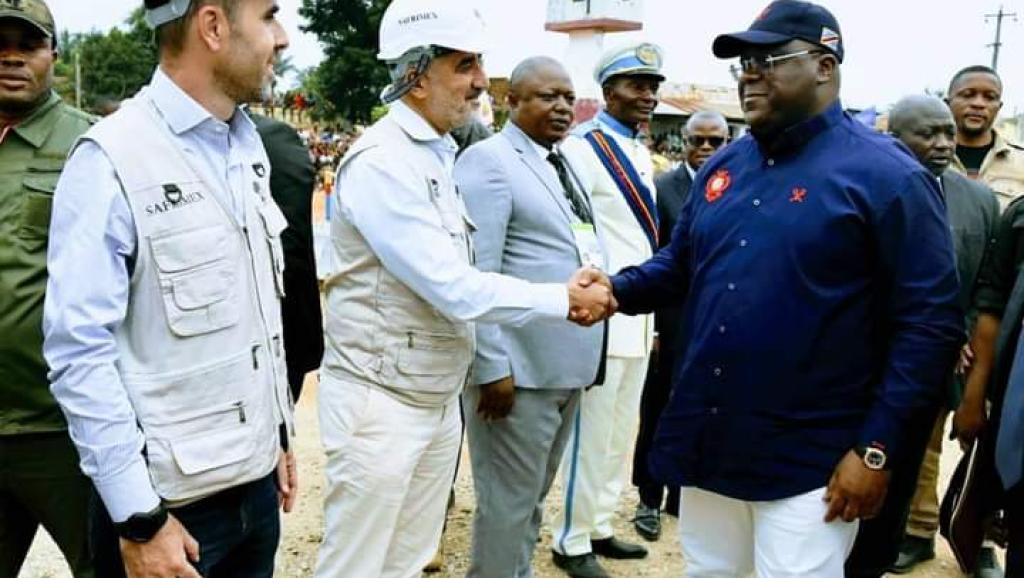 Le président de la République saluant le staff de l'entreprise qui va exécuter les travaux de cette route 