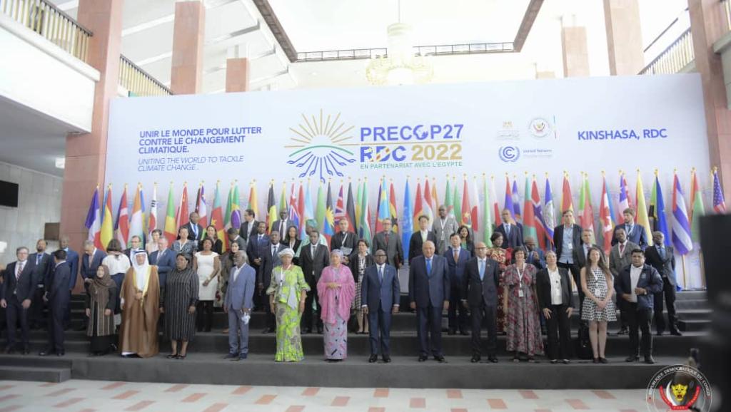 Le PM Sama pose avec les participants à la Pré-COP27 de Kinshasa 