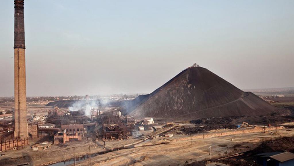 La cheminée et la montagne des scories de la Gécamines. Photo d'illustration