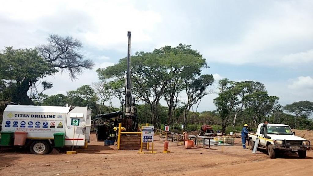 Une foreuse au diamant forant le trou DD227 entre Makoko et Kakula West.