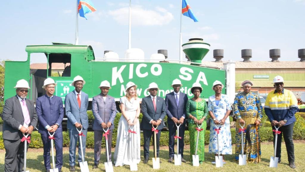Le Premier Ministre Sama Lukonde et le staff de KICO à la cérémonie de relance des activités en août 2022
