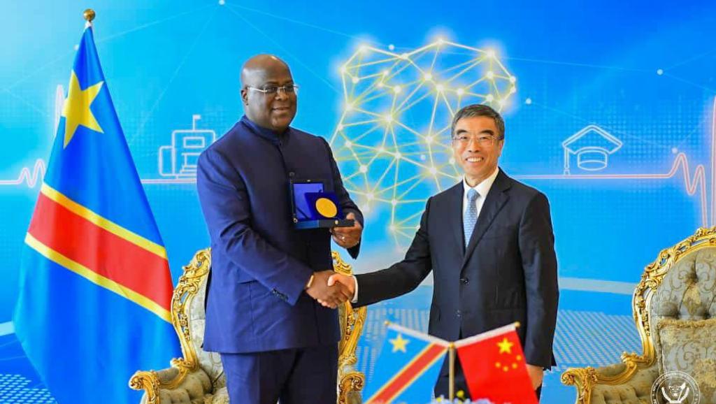 Poignée de main entre le président de la République et le président du Conseil d'administration de Huawei