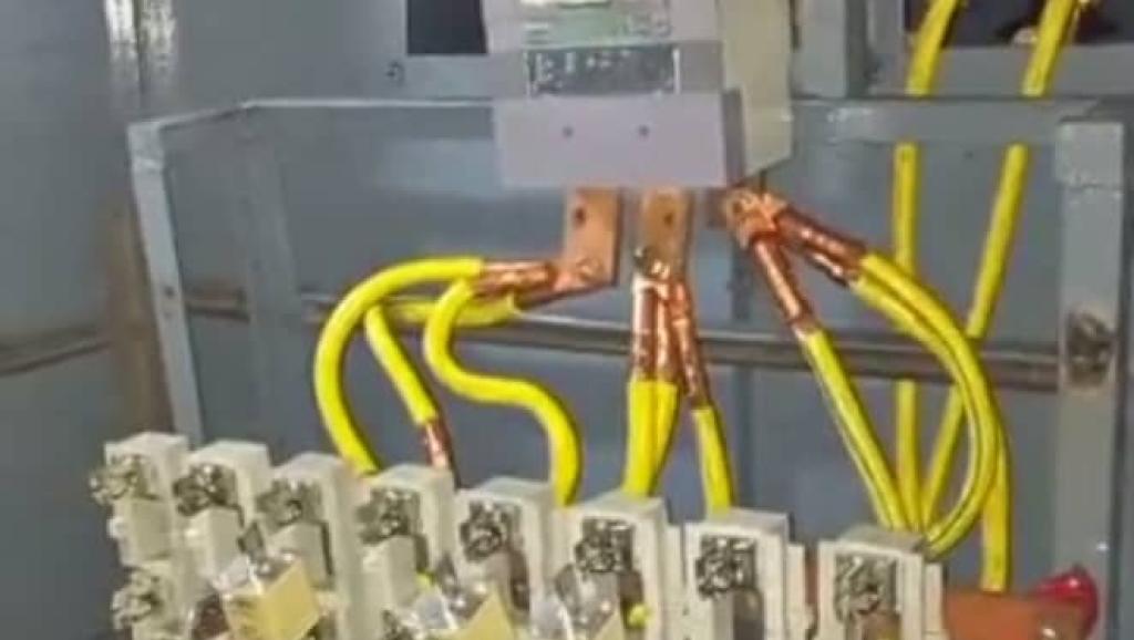 Un transformateur  dans une cabine électrique de la SNEL