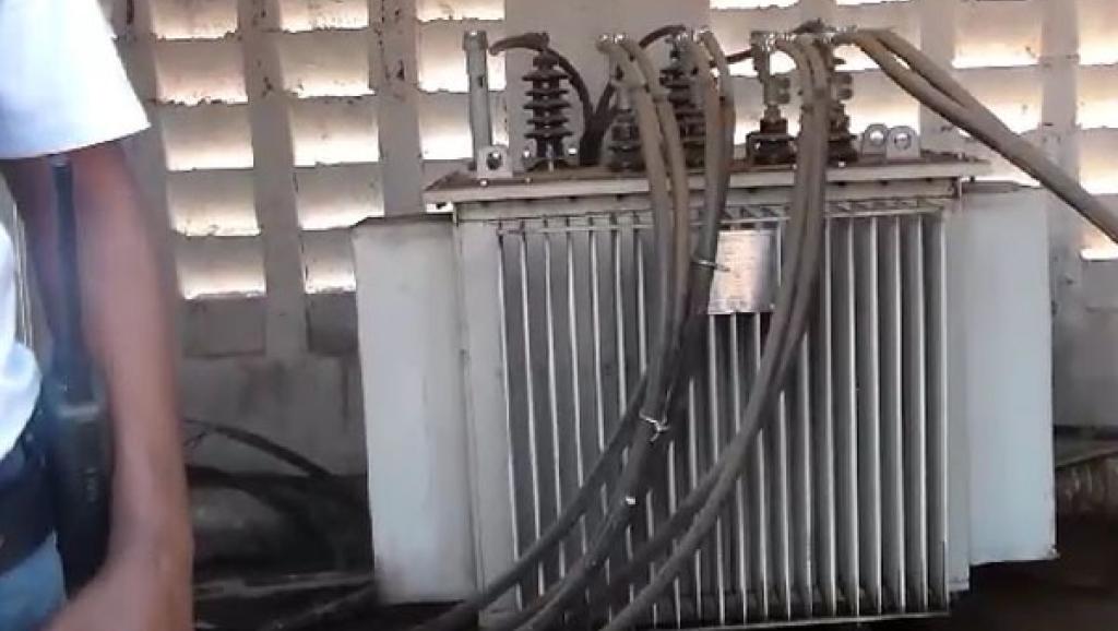 Une cabine électrique. 