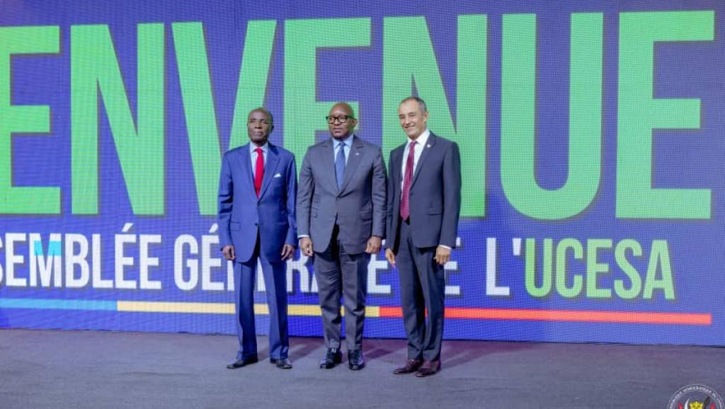 Le Premier Ministre Sama Lukonde avec à ses côtés le président du CES-RDC, Jean-Pierre Kiwakana, et le président de l'UCESA, Amehd REDA 