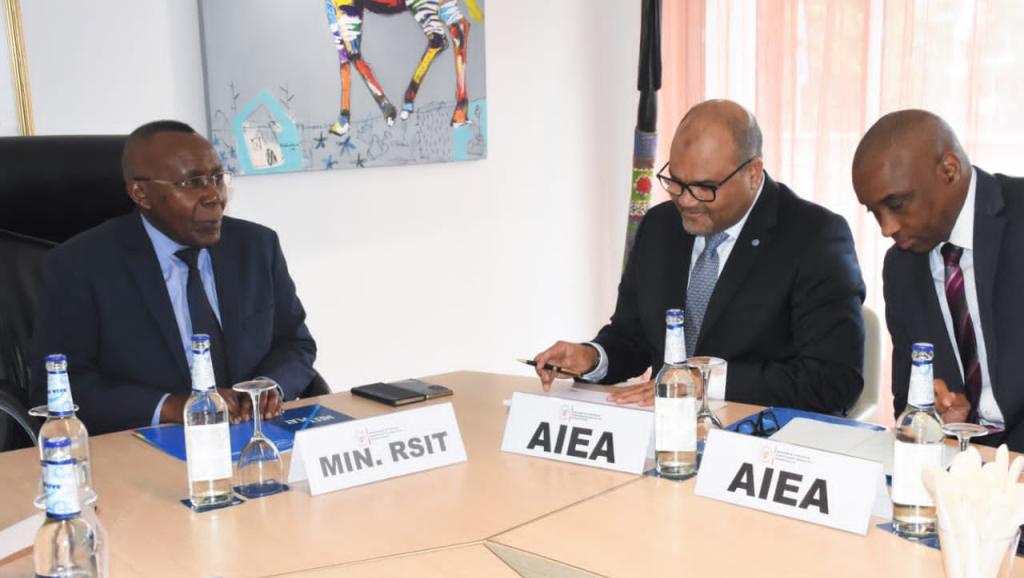 Le ministre de la Recherche scientifique et le Chef de la Division Afrique de l'AIEA 