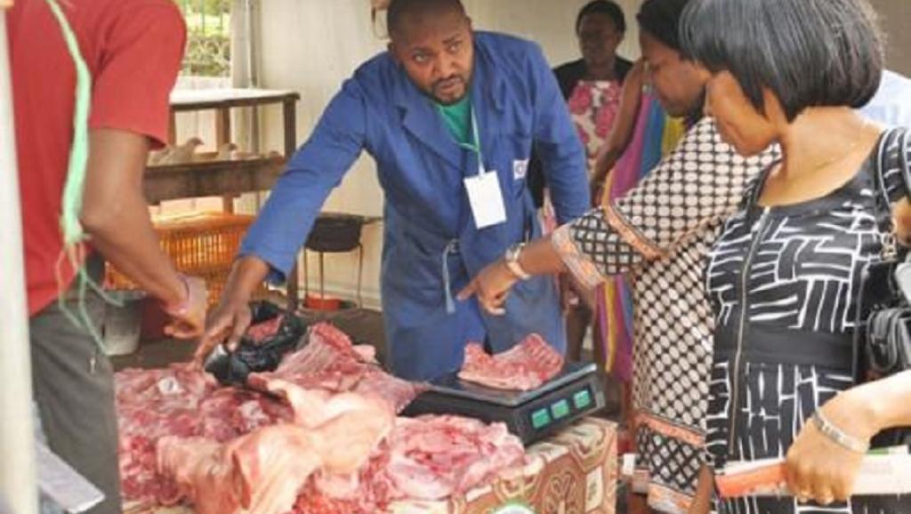 Marchands de viande dans un marché. Photo d'illustration 