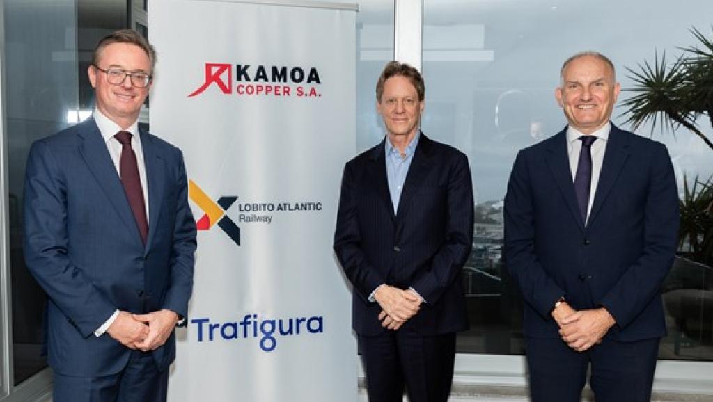 (De g à dr) Jeremy Weir, président exécutif et PDG de  Trafigura ; Robert Friedland, fondateur et coprésident exécutif d’Ivanhoe Mines ; et Francisco Franca, PDG de Lobito Atlantic Railway (LAR), célébrant la signature de l’accord