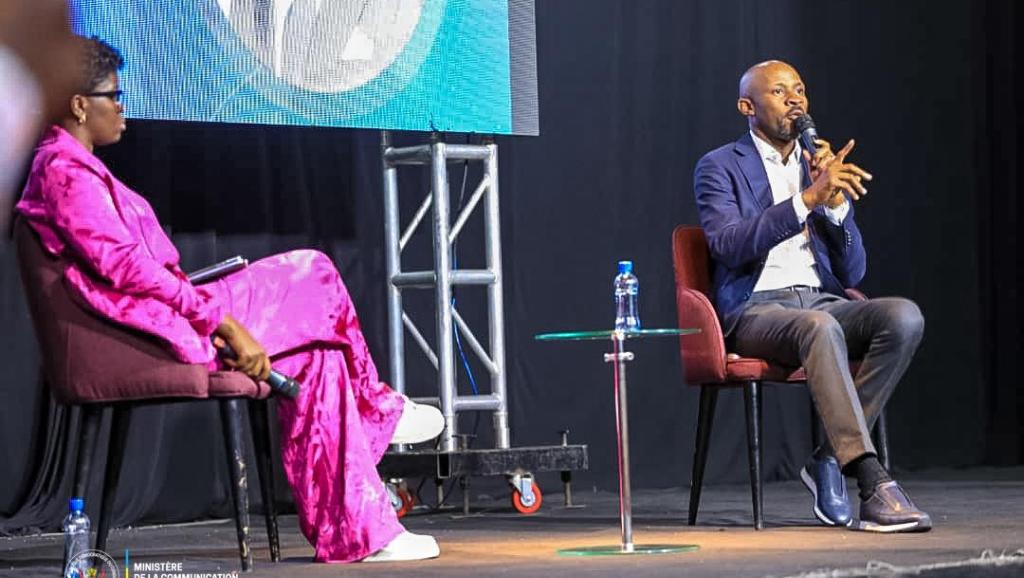 Patrick Muyaya devant les étudiants et amateurs de la communication à Show Buzz 