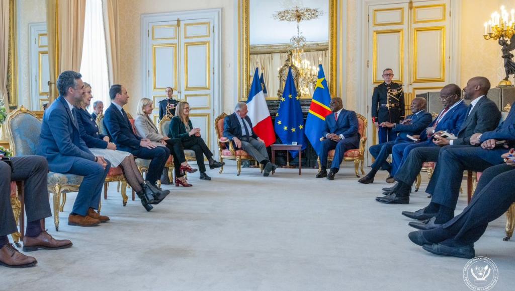 Reçu avec honneur au Sénat, le Chef de l'État a eu des entretiens, élargis à ses collaborateurs, avec  M. Gérard Larcher, Président du Sénat