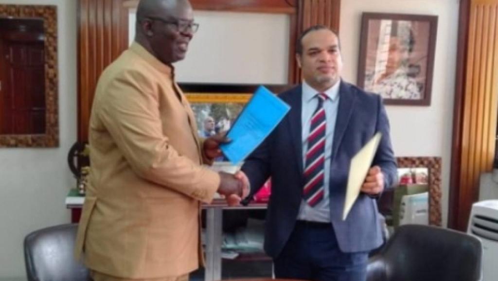 Poignée de main entre le DG de l'ACP Bienvenu-Marie Bakumania, à gauche, et le DG de la SNEL Fabrice Lusinde, à droite.