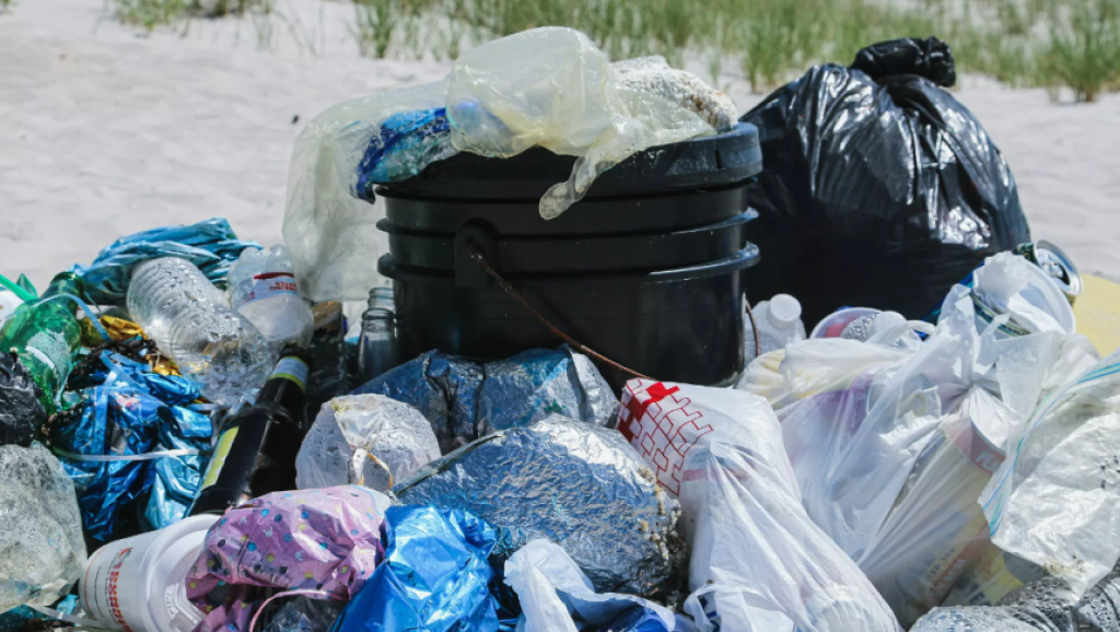 Des sacs poubelles en plastique