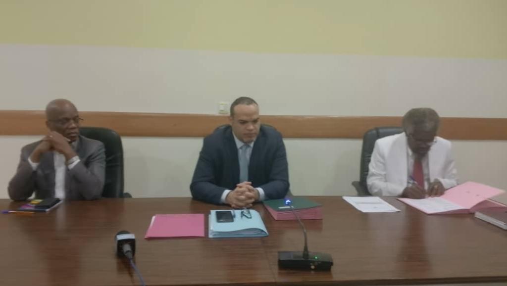 Le DG de la SNEL, Fabrice LUSINDE, au milieu,  entouré par le banc syndical 