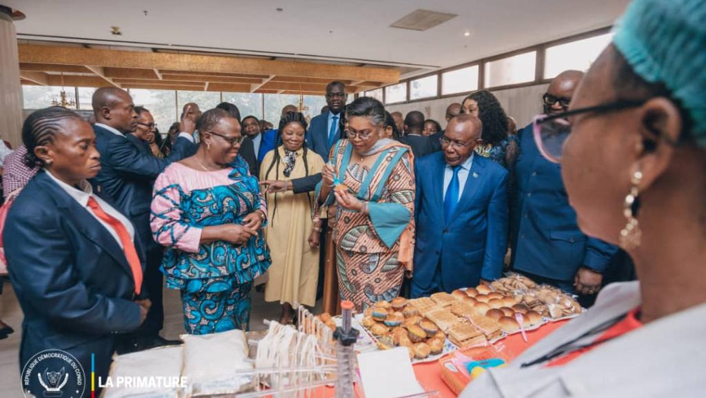 La Première Ministre Judith Suminwa visitant quelques inventions congolaises 