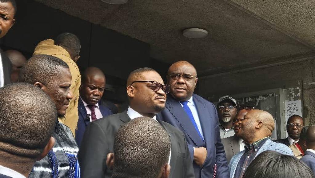 Ici, le VPM Jean-Pierre Bemba et le ministre des Finances Doudou Fwamba, devant les agents et cadres de l'ONATRA