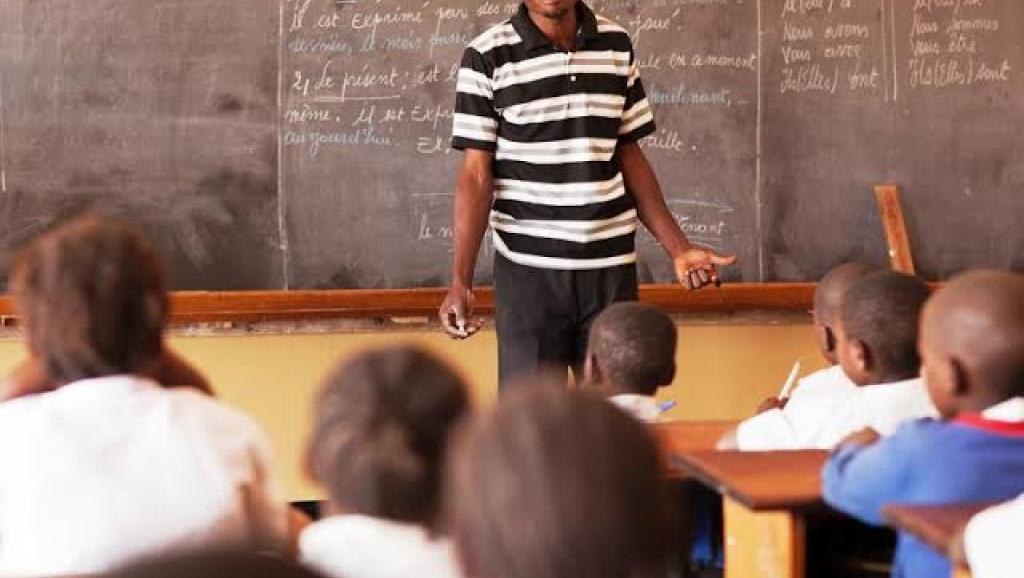 Un enseignant devant les élèves. Droits tiers 