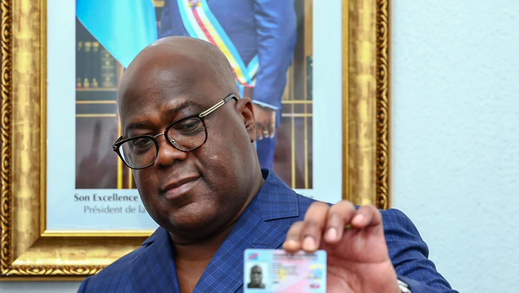 Félix Tshisekedi tenant le permis de conduire 