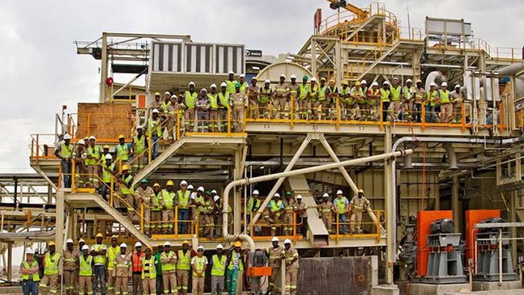 Les travailleurs dans les mines industrielles. Ph. Droits tiers