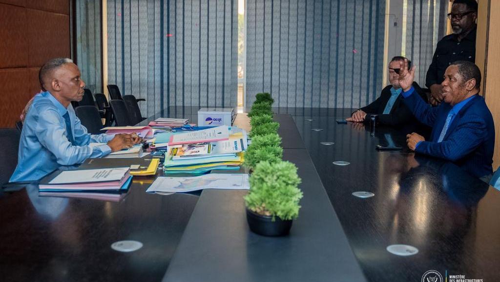 Photo prise lors de la signature du partenariat entre le Ministre d'Infrastructures et le Groupe sud-africain Guma
