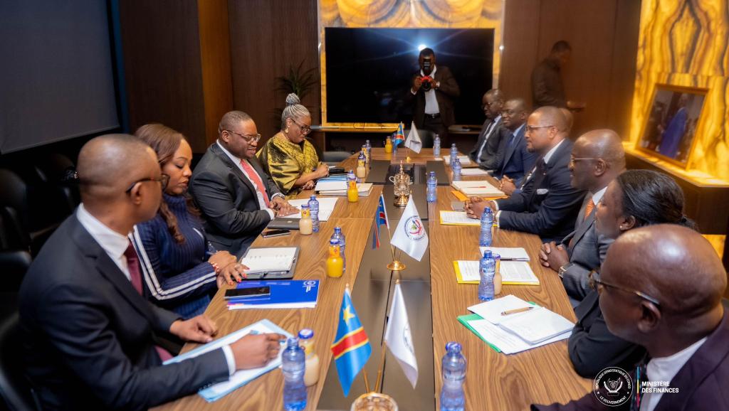 Doudou Fwamba, ministre de Finances, et la délégation de la Banque africaine du Développement, à Kinshasa.
