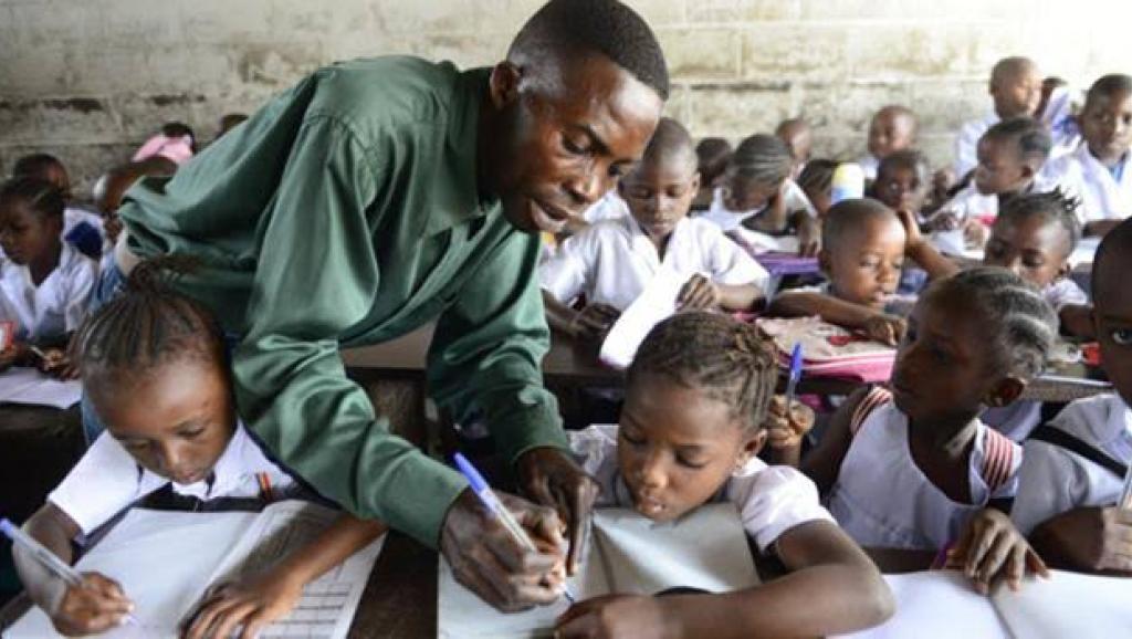 Photo d'illustration d'un enseignant en classe 