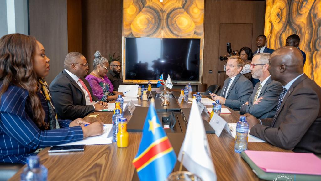 Doudou Fwamba, ministre de Finances, et l'ambassadeur francais en RDC, Rémi Maréchaux mercredi lors de leur rencontre à Kinshasa