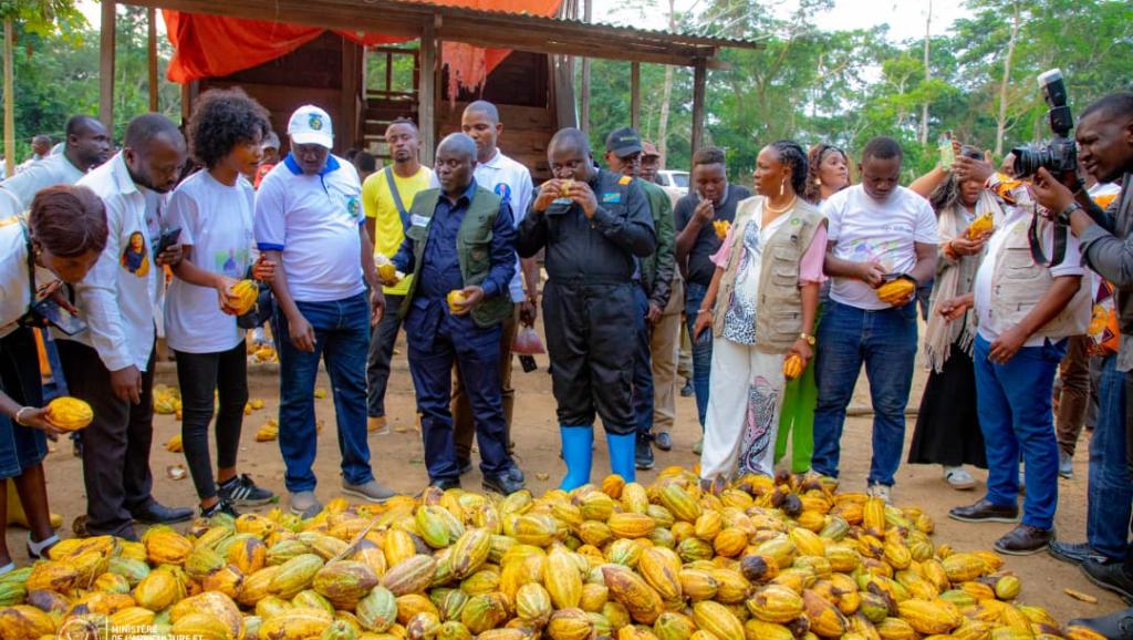 Le ministre Mohindo Nzangi lors du lancement de la campagne agricole dans la province de Tshopo, devant une culture de cacao