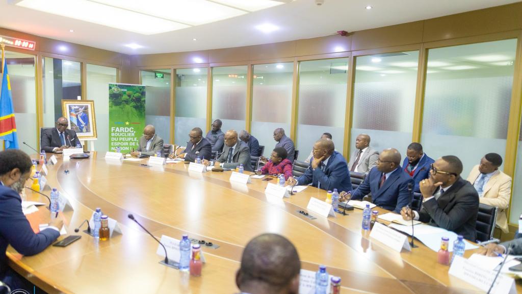 Le ministre de Mines, Louis Watum, et les chefs des structures sous tutelle lors de leur rencontre ce mardi 2 septembre 2025