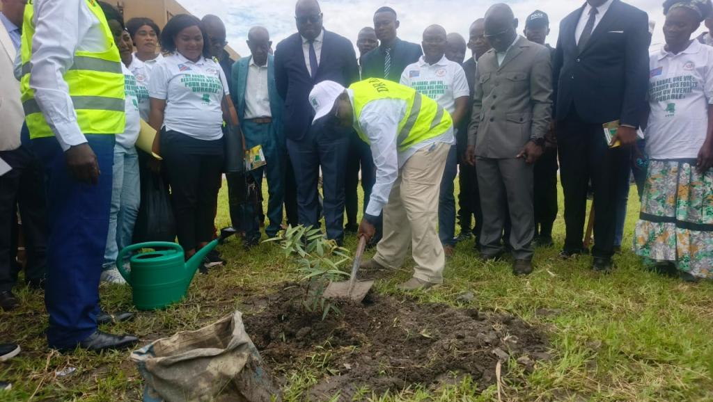 Plantation d'un arbre à l'INA