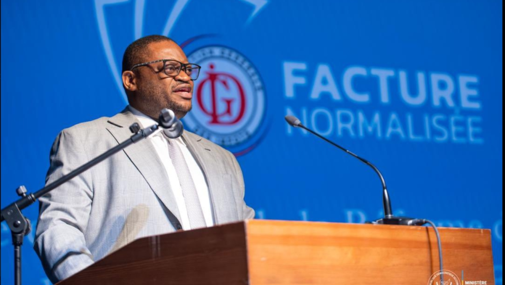 Doudou Fwamba, ministre des Finances, lors d'une séance d'échanges avec les membres de la FEC à Kinshasa