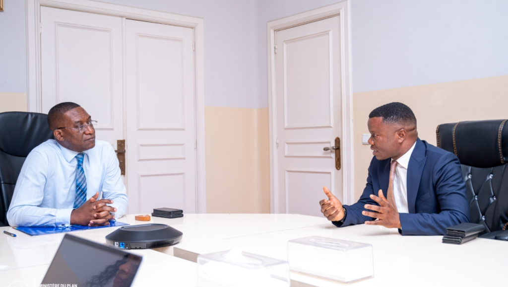 Lors d'un échange entre le ministre en charge du Plan, Guylain Nyembo, et le député national André Mushongo, élu de Tshikapa, lundi 26 janvier 2026